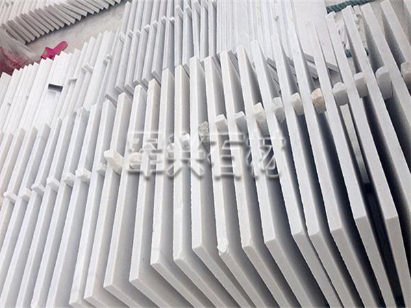 雪花白石材為什么會(huì)不平整呢
